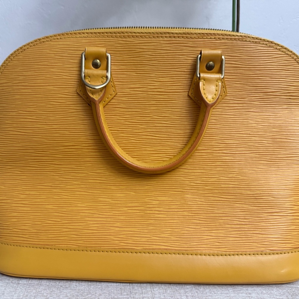 ๐๐ฏ AUTHENTIC Louis Vuitton Yellow Alma with Purple Interior!!! ๐๐๐๐ Super Clean! - Picture 5 of 13